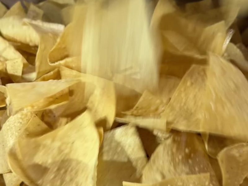 Una canasta de totopos dorados de la Fábrica Leal.